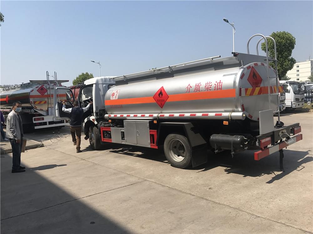 國六東風(fēng)凱普特8.5方油罐車圖片4